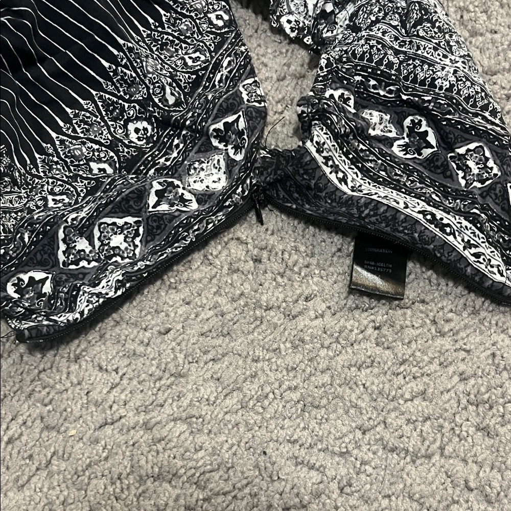 Olivaceous Black and White Crop Top - Picture 3 of 3